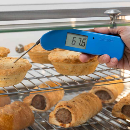 Blauwe Thermometer met digitale display die 25,9°C toont, voorzien van een metalen meetstok en het merk Thermopen. Ideaal voor kook- en barbecue-toepassingen.