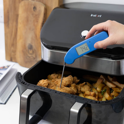 Blauwe Thermometer met digitale display die 25,9°C toont, voorzien van een metalen sensor en het merk Thermopen. Ideaal voor kook- en barbecue-toepassingen.