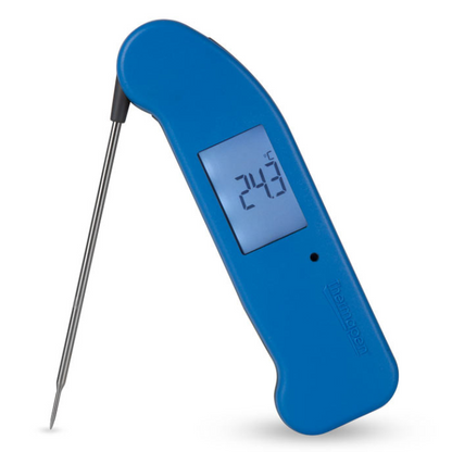 Blauwe Thermometer met digitale display die 25,9°C toont, voorzien van een metalen meetstok en het merk Thermopen. Geschikt voor precisie in de keuken of bij barbecueën.