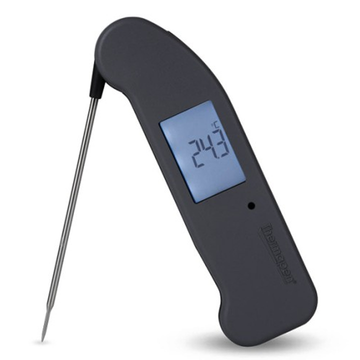 Zwart digitale Thermometer met metalen meetstok, weergegeven met een helder scherm dat 24,3°C toont. Geschikt voor precisieke temperatuurmeting bij kook- en grilltoepassingen.