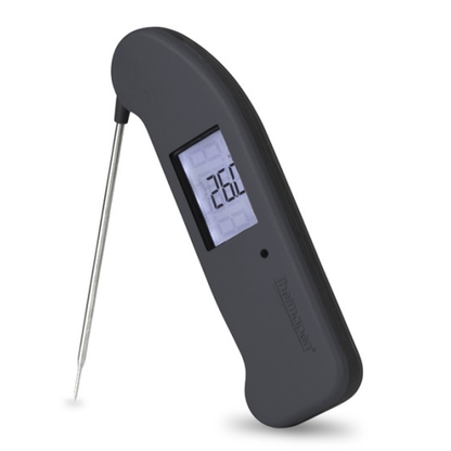 Donkergrijze digitale Thermometer met zichtbare schermweergave van 24,3°C en metalen meetstok. Geschikt voor precisieke temperatuurmeting bij koken en bakken.