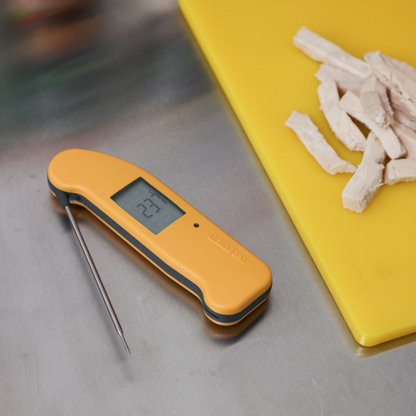 Gelijkmatig geel digitale Thermopen met zichtbare temperatuur van 25,9°C en metalen meetstok. Geschikt voor precisieke temperatuurmeting bij kook- en baktoepassingen.