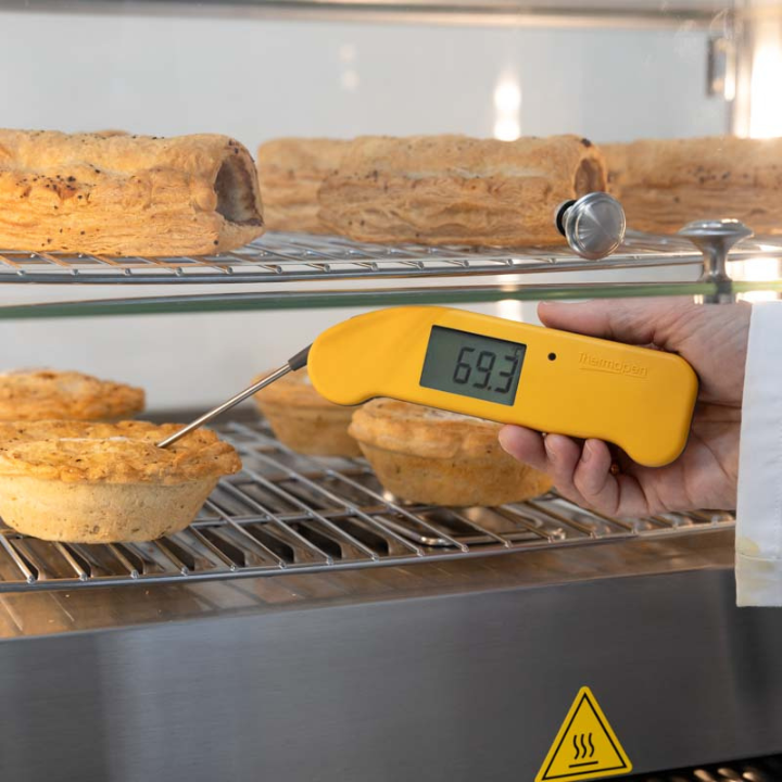 Gelijkmatig geel digitale Thermopen met zichtbare temperatuur van 25,9°C en metalen meetstift. Ideaal voor precisieke temperatuurmeting bij kook- en baktoepassingen.