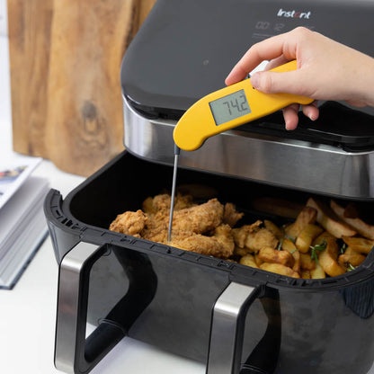 Gelijkmatig oranje digitale vlees thermometer met zichtbare schermweergave van 25,9°C en metalen meetstok. Geschikt voor precisieke temperatuurmeting bij kook- en grilltoepassingen.