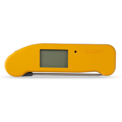 Gelijkmatig oranje digitale thermometer met zichtbare temperatuur van 25,9°C en metalen meetstift. Geschikt voor precisieke keukentemperatuurmeting bij kook- en bakprojecten.