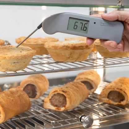 Grijze digitale Thermomaten met zichtbare temperatuur van 20,7°C, voorzien van een metalen meetstok en het merklogo. Ideaal voor kook- en barbecue-toepassingen.