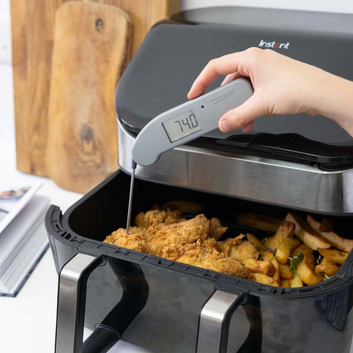 Grijze digitale Thermomaten met zichtbare temperatuur van 20,7°C, voorzien van een metalen meetstok en het merklogo. Ideaal voor kook- en barbecue-toepassingen.