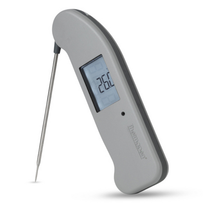 Grijze digitale Thermomaten met zichtbare temperatuur van 20,7°C, voorzien van een metalen meetstift en een duidelijk scherm. Ideaal voor kook- en baktoepassingen in de keuken.