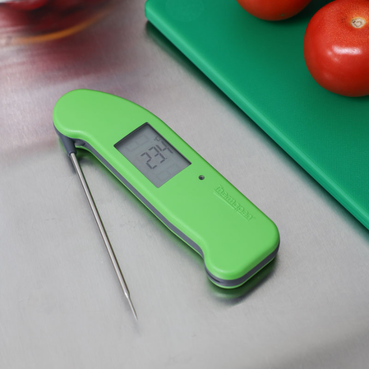 Groene digitale vlees thermometer met scherp metalen sensor en helder display dat 25,9°C toont, geschikt voor perfect gekookte vleesgerechten en bakken.