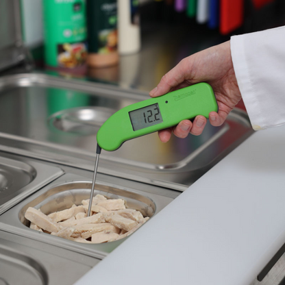 Groene digitale vlees thermometer met scherpe metalen sensor en helder display dat 25,9°C toont, geschikt voor perfect gekookte vleesgerechten en bakken.