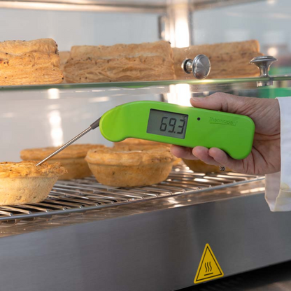 Groene digitale vlees thermometer met scherp metalen sensor en helder display dat 25,9°C toont, geschikt voor perfect gekookte vleesgerechten en bakken.