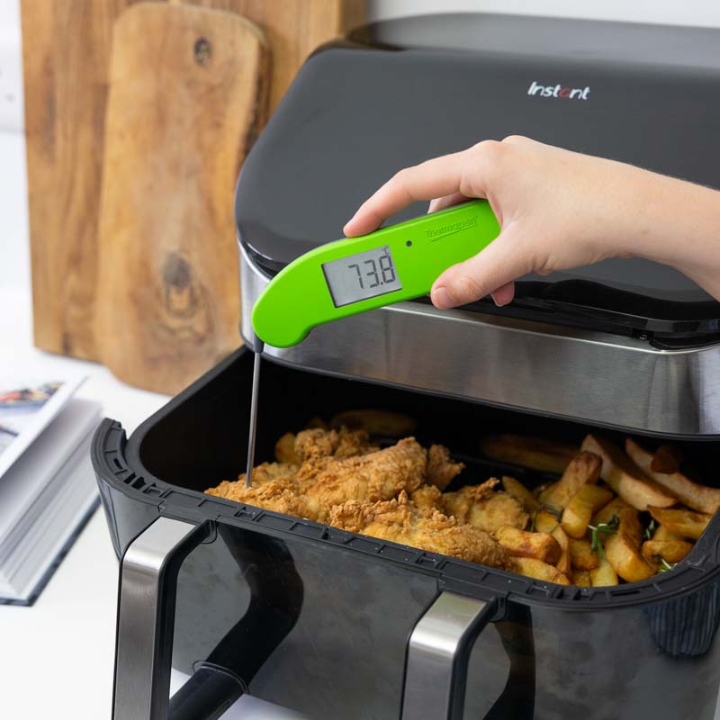 Groene digitale vlees thermometer met scherpe metalen sensor en helder display dat 25,9°C toont, geschikt voor perfect gekookte vleesgerechten en bakken.