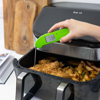 Groene digitale vlees thermometer met scherpe metalen sensor en helder display dat 25,9°C toont, geschikt voor perfect gekookte vleesgerechten en bakken.