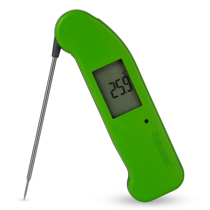 Groene digitale vlees thermometer met scherpe metalen sensor en helder display dat 25,9°C toont, geschikt voor perfect gegrilde of gebakken gerechten.