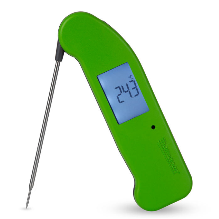 Groene digitale vlees thermometer met scherpe metalen sensor en helder display dat 25,9°C toont, geschikt voor perfect gekookte vleesgerechten en bakken.