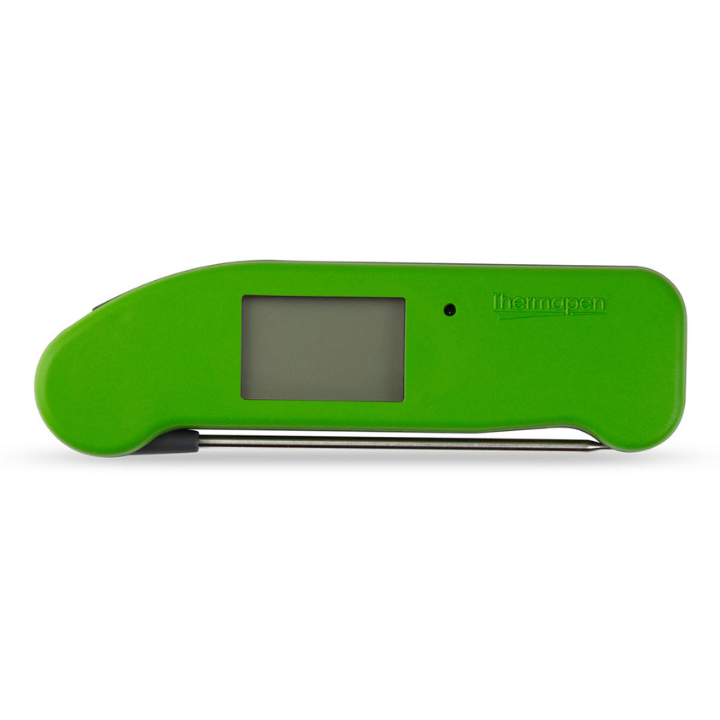 Groene digitale vlees thermometer met scherpe metalen sensor en helder display dat 25,9°C toont, geschikt voor perfect gekookte vleesgerechten en bakken.