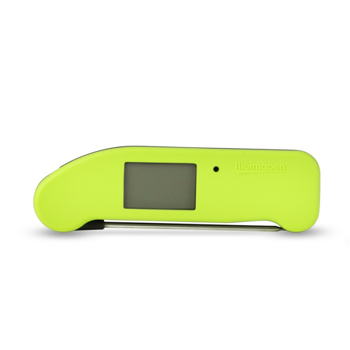 Een helder groene digitale Thermopen thermometer met zichtbare temperatuur van 22,4°C. Metalen meetstift en duidelijke display voor nauwkeurige keukengewichtscontrole.