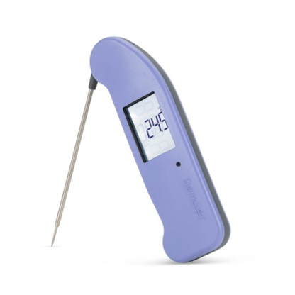 Lichtpaarse Thermometer met digitale display die 22,4°C toont, voorzien van een metalen meetstok en het merk Thermopen. Ideaal voor precisie in de keuken of bij barbecueën.