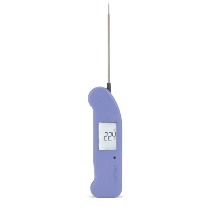Lichtpaarse Thermometer met digitale display die 22,4°C toont, voorzien van een zilverkleurige metalen sensor. Ideaal voor precisie in de keuken of bij barbecueën.