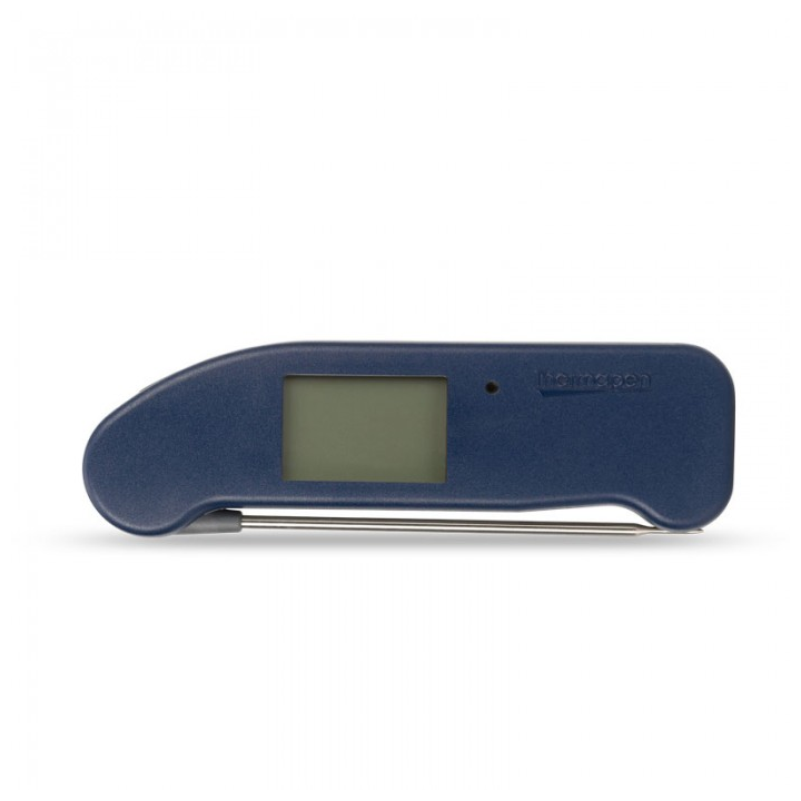 Donkerblauwe digitale vlees thermometer met scherpe metalen sensor en helder display dat 22,4°C toont, geschikt voor precisieke temperatuurmeting bij grillen en koken.