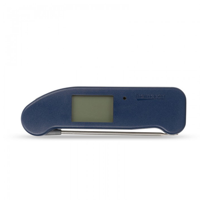 Donkerblauwe digitale vlees thermometer met scherpe metalen sensor en helder display dat 22,4°C toont, geschikt voor precisieke temperatuurmeting bij grillen en koken.