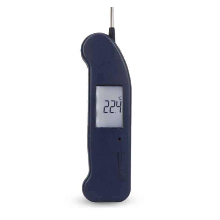 Donkerblauwe digitale vlees thermometer met zichtbare temperatuur van 22,4°C, glanzend metalen sensor en helder scherm. Ideaal voor precieze temperatuurmeting bij grillen en koken.