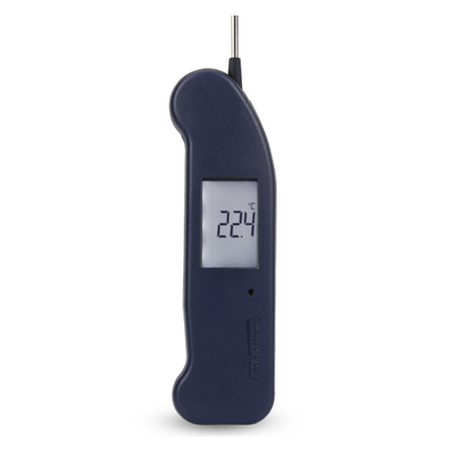Donkerblauwe digitale vlees thermometer met zichtbare temperatuur van 22,4°C, glanzend metalen sensor en helder scherm. Ideaal voor precieze temperatuurmeting bij grillen en koken.