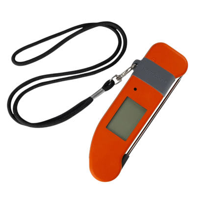 Oranje Thermometer met digitale display en zwarte lus, geschikt voor keuken en catering. Compact, handig en nauwkeurig voor temperatuurmeting in keukenapparatuur.