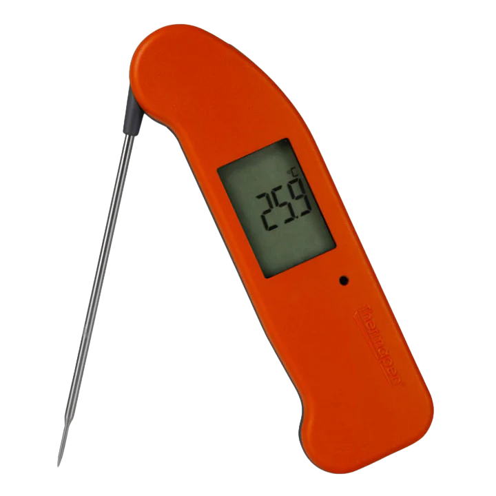 Oranje Thermometer met digitale display en zwarte lus, geschikt voor keuken en kantoor. Compacte, handige thermometer voor nauwkeurige temperatuurmeting.