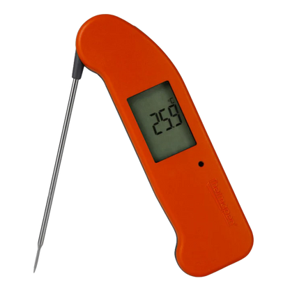 Oranje Thermometer met digitale display en zwarte lus, geschikt voor keuken en kantoor. Compacte, handige thermometer voor nauwkeurige temperatuurmeting.