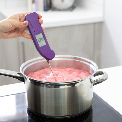 Paarse digitale vlees thermometer met zichtbare temperatuur van 20,7°C, voorzien van een metalen meetstok en het merk Thermopen. Ideaal voor precieze temperatuurmeting bij het koken en bakken.