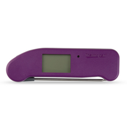Een paarse digitale vlees thermometer met zichtbare schermweergave van 20,7°C en een metalen meetstok. Geschikt voor nauwkeurige temperatuurmeting bij het koken van vlees en andere gerechten.