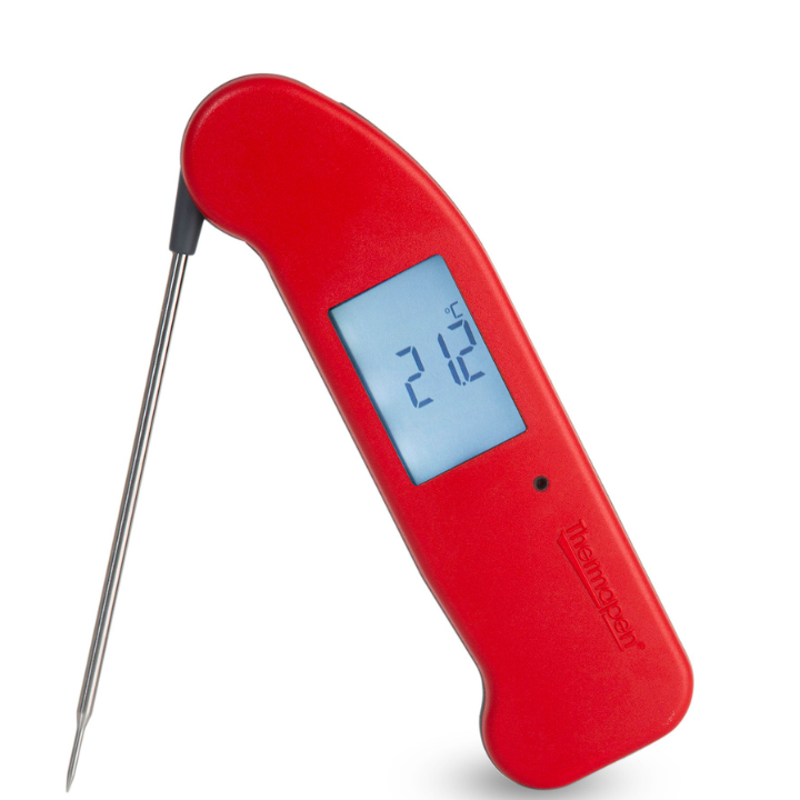 Rode digitale Thermometer met zichtbare temperatuur van 20,7°C, glanzende metalen sensor en duidelijk scherm. Geschikt voor kook- en baktoepassingen in de keuken.