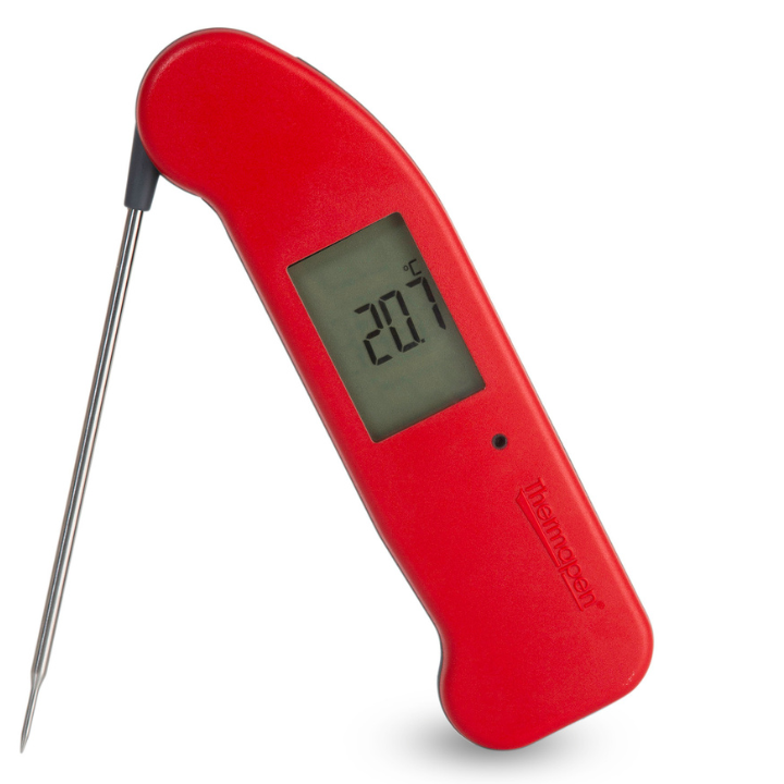 Rode digitale Thermometer met zichtbare temperatuur van 20,7°C, glanzend metalen sensor en duidelijk scherm. Ideaal voor precisie in de keuken of bij barbecueën.