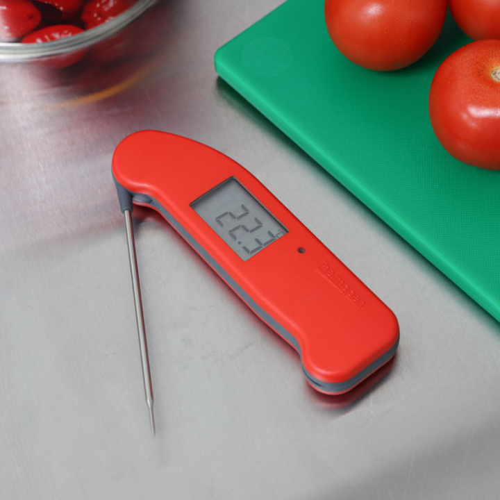 Rode digitale Thermometer met zichtbare temperatuur van 20,7°C, glanzend metalen sensor en het merk Thermopen. Geschikt voor precisieke temperatuurmeting bij koken en bakken.