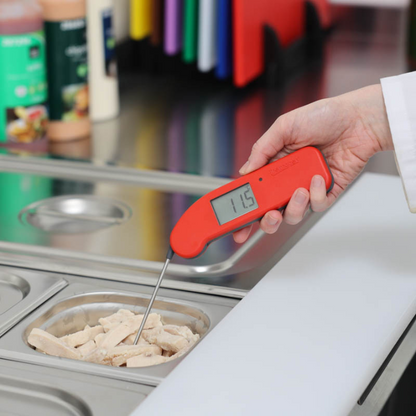 Rode digitale Thermometer met zichtbare temperatuur van 20,7°C, glanzend metalen sensor en witte achtergrond. Geschikt voor kook- en grilltoepassingen.