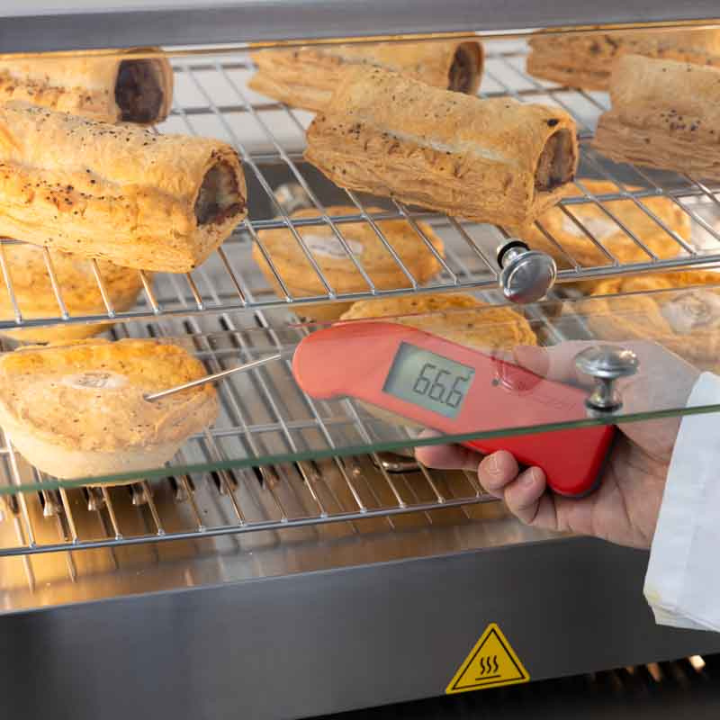Rode digitale Thermometer met zichtbare temperatuur van 20,7°C, glanzend metalen sensor en duidelijk scherm. Ideaal voor kook- en baktoepassingen waar nauwkeurige temperatuurcontrole essentieel is.