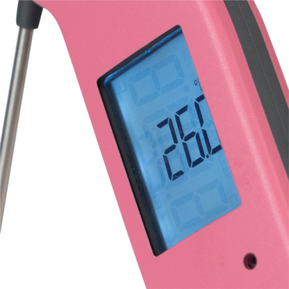Een roze digitale vlees thermometer met zichtbare temperatuur van 20,7°C, uitgerust met een metalen sensor voor nauwkeurige meting tijdens het koken of grillen.