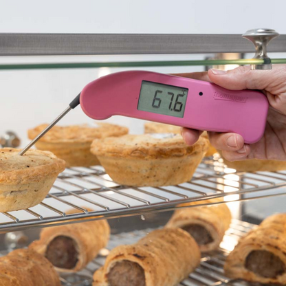 Een roze digitale vlees thermometer met zichtbare temperatuur van 20,7°C, voorzien van een metalen sensor en een helder display, ideaal voor precieze keukengewichtscontrole tijdens het koken.