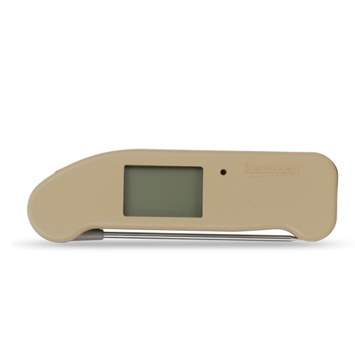 Een beige Thermopen vlees thermometer met digitale display die 22,4°C toont, voorzien van een metalen sensor voor nauwkeurige temperatuurmeting tijdens het koken.