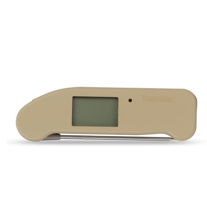 Een beige Thermopen vlees thermometer met digitale display die 22,4°C toont, voorzien van een metalen sensor voor nauwkeurige temperatuurmeting tijdens het koken.