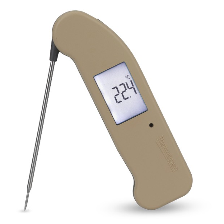 Een beige Thermopen vlees thermometer met digitale display die 22,4°C toont, voorzien van een metalen sensor voor nauwkeurige temperatuurmeting tijdens het koken.