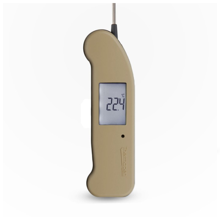 Een beige Thermopen vlees thermometer met digitale display die 22,4°C toont, voorzien van een metalen meetstift en het merklogo. Geschikt voor precieze vlees- en broodtemperatuurmeting tijdens het koken.