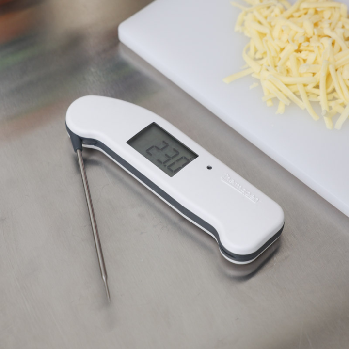 Een witte digitale Thermopen keukenthermometer met zichtbare temperatuur 25,9°C, metalen sensor en scherpe punt, geschikt voor precieze vlees- en baktemperatuurmeting.
