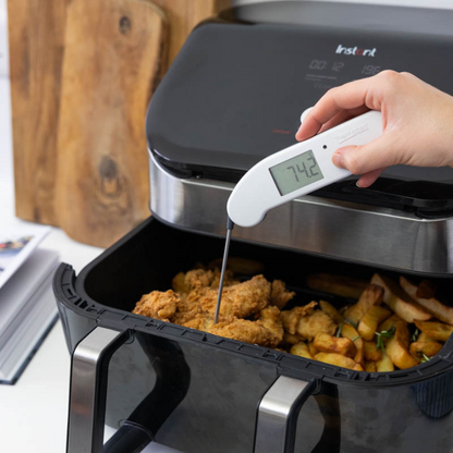 Een witte digitale Thermopen keukenthermometer met zichtbare temperatuur 25,9°C, metalen sensor en scherpe punt, geschikt voor precisie in de keuken en bij het bereiden van vlees.