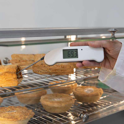 Een witte digitale Thermopen keukenthermometer met zichtbare temperatuur 25,9°C en een metalen meetstok. Geschikt voor precisie in de keuken en voor grillen.