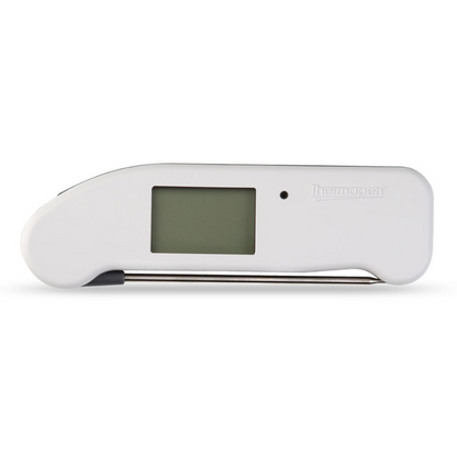 Een witte digitale Thermopen keukenthermometer met zichtbare temperatuur 25,9°C, zilverkleurige metalen sensor en scherpe punt, geschikt voor precisie in de keuken en bij het koken van vlees.