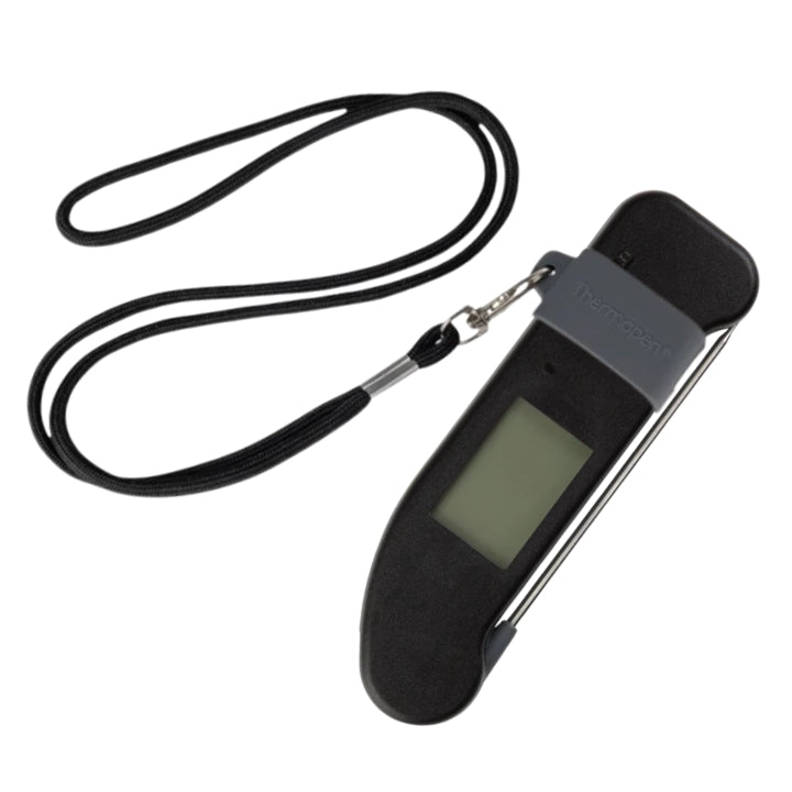 Een zwarte Thermopen® vlees thermometer met digitale display en zwart koord, geschikt voor precisieke temperatuurmeting bij het koken van vlees en vis.
