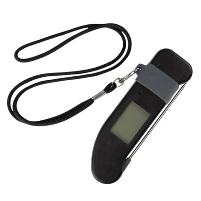 Een zwarte Thermopen® vlees thermometer met digitale display en zwart koord, geschikt voor precisieke temperatuurmeting bij het koken van vlees en vis.