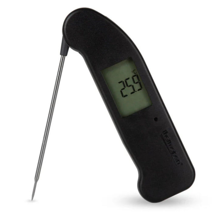 Een zwarte Thermopen® vlees thermometer met digitale display en zwart koord, geschikt voor precisieke temperatuurmeting bij kook- en barbecue-toepassingen.
